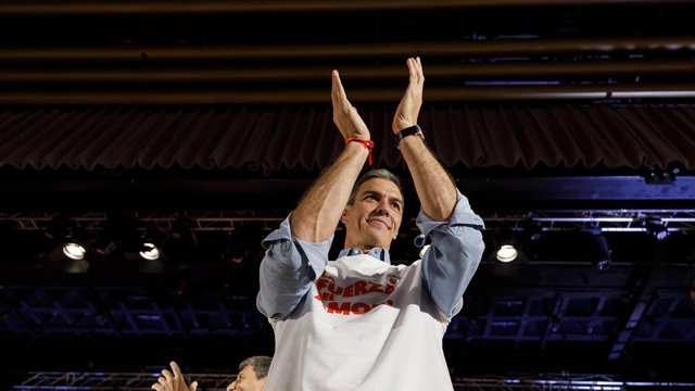 Imagen del secretario general del PSOE y presidente del Gobierno, Pedro Sánchez, en un acto de precampaña en el Palacio de Congresos y Exposiciones de Granada. A 24 de octubre en Granada (Andalucía, España). El acto ha contado también con la presencia de