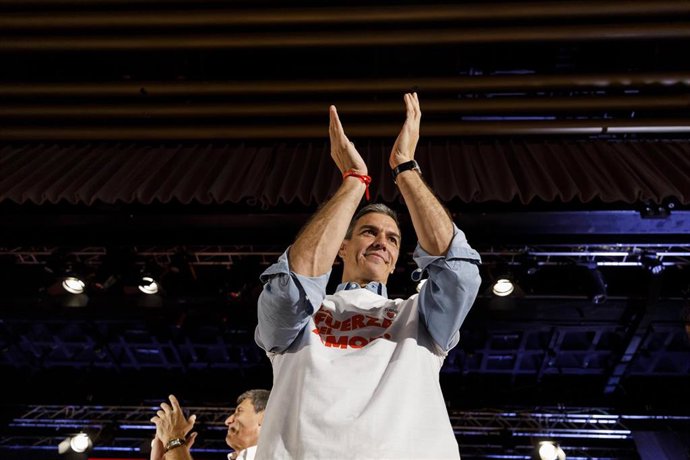 Imagen del secretario general del PSOE y presidente del Gobierno, Pedro Sánchez, en un acto de precampaña en el Palacio de Congresos y Exposiciones de Granada. A 24 de octubre en Granada (Andalucía, España). El acto ha contado también con la presencia de 
