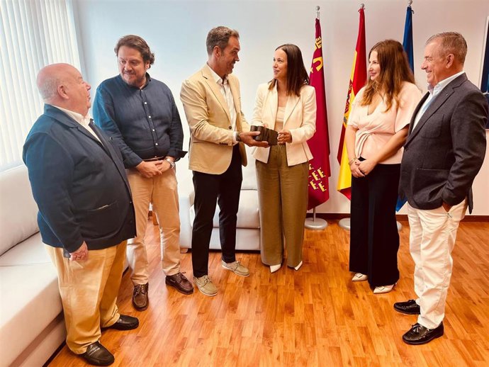 La consejera de Salud, Isabel Ayala, recibió esta semana a los responsables del hospital HLA La Vega tras la obtención por este centro privado de la Región del primer premio en la categoría 'Excelencia en Tecnología Sanitaria'