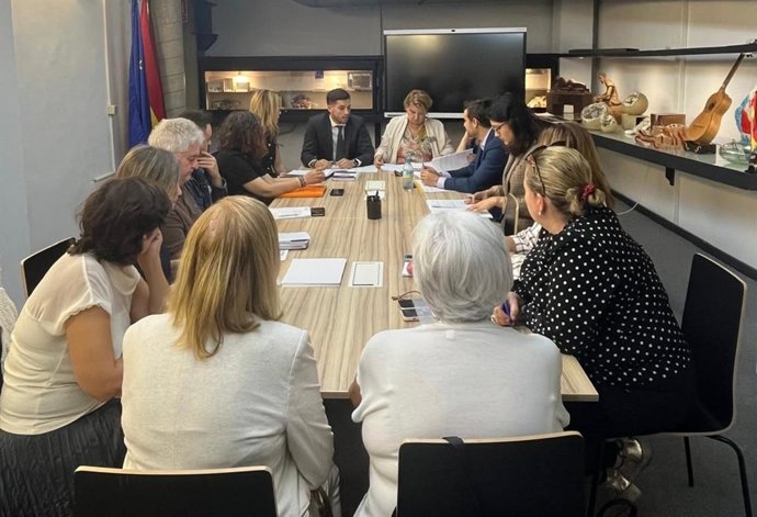 El director de Consumo, Alberto Sánchez, reunido con representantes de las asociaciones de consumidores (imagen de archivo)
