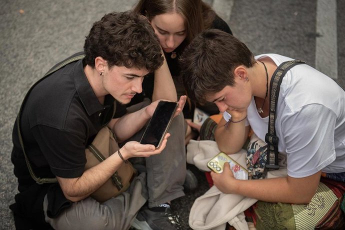Jóvenes siguiendo una retransmisión. 