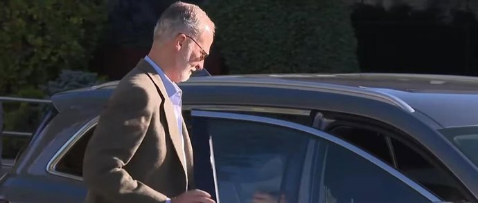 El Rey Felipe VI a su salida del Intituto Oftalmológico Fernández-Vega de Oviedo.