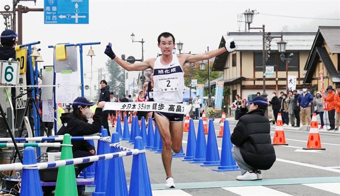 Masatora Kawano establece el récord de maratón de marcha en Takahata