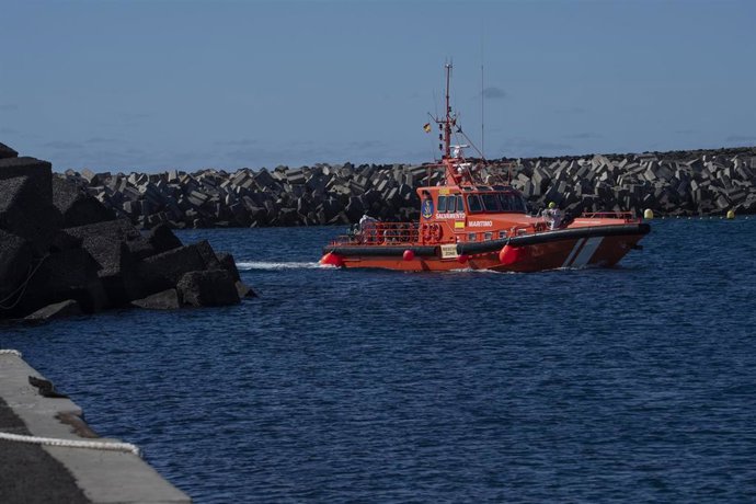 Archivo - La Salvamar Acrux arrastra un cayuco vacío a su llegada al puerto de La Restinga, a 19 de noviembre de 2024, en La Restinga, El Hierro, Santa Cruz de Tenerife, Canarias (España). Un cayuco a la deriva con 58 personas ha sido rescatado en aguas p