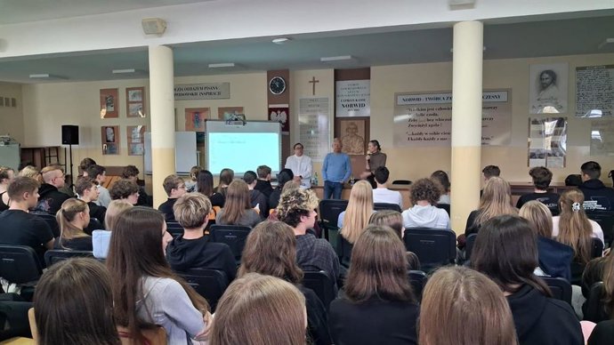 El experto divulgador, Sebastián Quintana (centro) junto al traductor, Piotr De Gracia (izquierda) y la psicóloga, Karolina Walczyk en una de las últimas charlas a estudiantes de Secundaria en Stalowa Wola