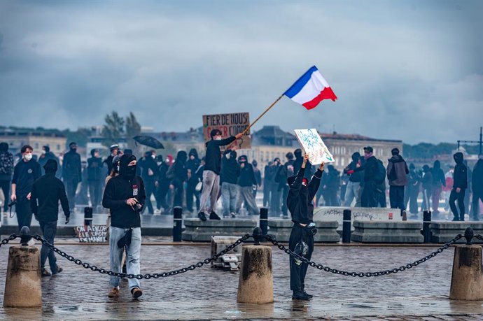 24 de outubro de 2026, Bordeaux, Nova Aquitânia, França: Em Bordeaux, a marcha realizada no segundo dia de protestos contra o aumento do custo de vida transcorreu inicialmente de forma pacífica. No final do percurso, eclodiram confrontos violentos à marge