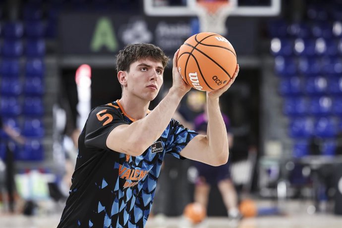 Archivo - Sergio de Larrea of Valencia Basket warms up during the Spanish League, Liga ACB Endesa, basketball match played between FC Barcelona and Valencia Basket at Palau Blaugrana on May 31, 2026 in Barcelona, Spain.