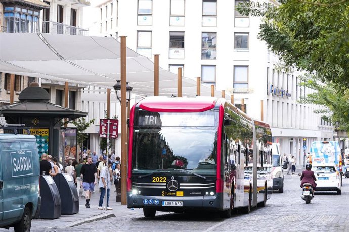 Imágenes del tranvibús de Sevilla llegando a la Plaza del Duque. 