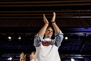 Imagen del secretario general del PSOE y presidente del Gobierno, Pedro Sánchez, en un acto de precampaña en el Palacio de Congresos y Exposiciones de Granada. A 24 de octubre en Granada (Andalucía, España). El acto ha contado también con la presencia de 