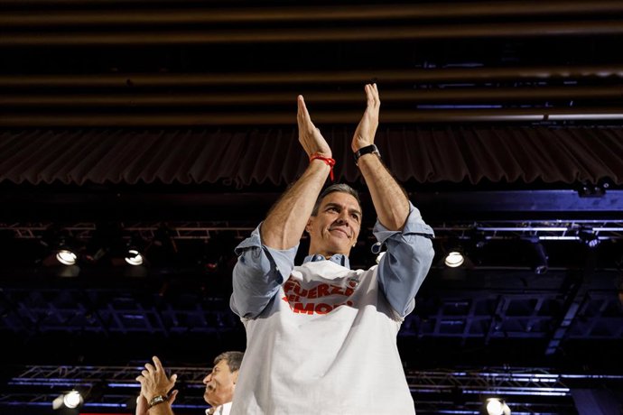 Imagen del secretario general del PSOE y presidente del Gobierno, Pedro Sánchez, en un acto de precampaña en el Palacio de Congresos y Exposiciones de Granada. A 24 de octubre en Granada (Andalucía, España). El acto ha contado también con la presencia de 