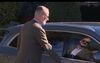 El Rey abandona el Instituto Oftalmológico Fernández-Vega después de su operación de cataratas