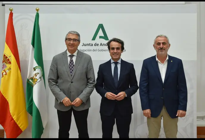 Imagen del consejero de Fomento y Movilidad, Mario Muñoz-Atanet, junto al alcalde de Rincón de la Victoria, Francisco Salado, y el concejal de Infraestructuras de Vélez-Málaga, Jesús María Claros.