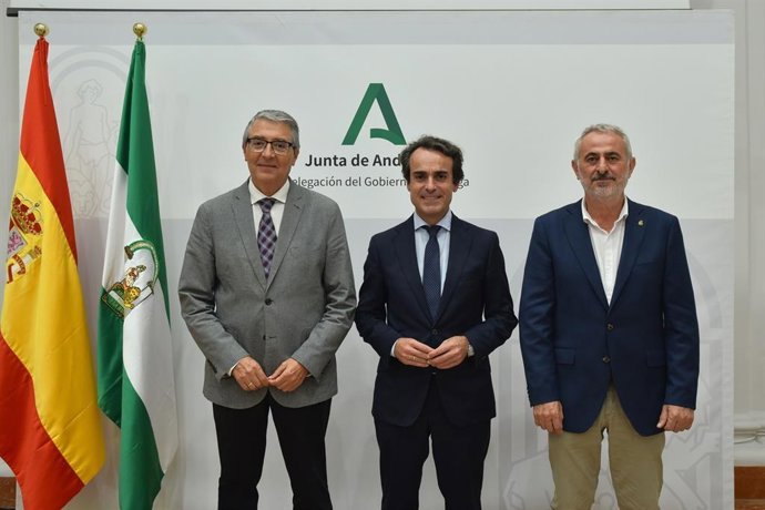 Imagen del consejero de Fomento y Movilidad, Mario Muñoz-Atanet, junto al alcalde de Rincón de la Victoria, Francisco Salado, y el concejal de Infraestructuras de Vélez-Málaga, Jesús María Claros.