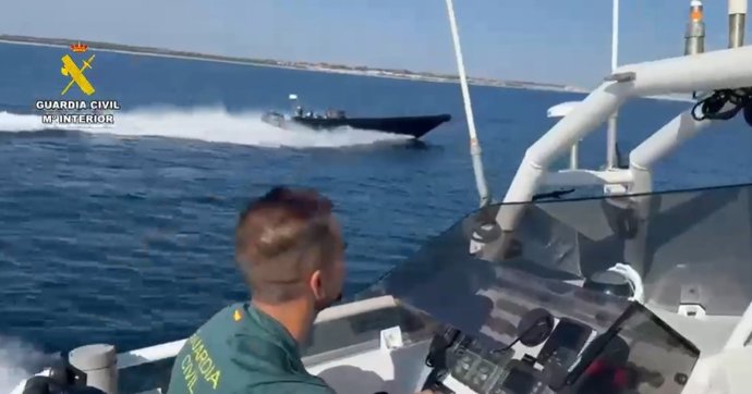 Archivo - Imagen de la Guardia Civil deteniendo una narcolancha.