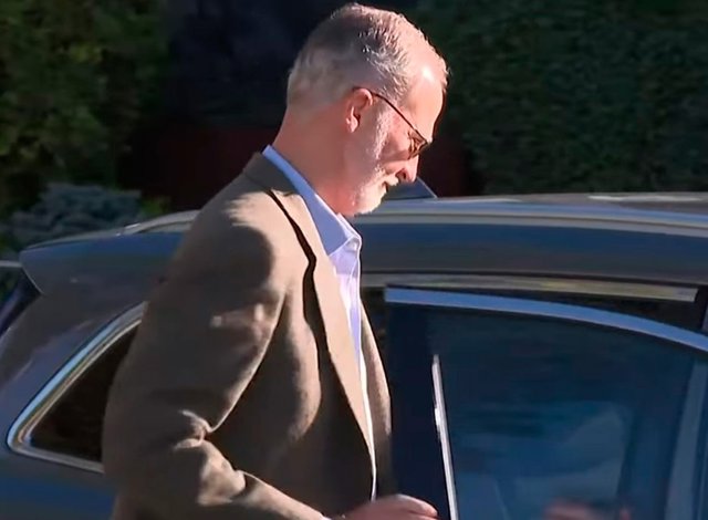 El Rey Felipe VI a su salida del Instituto Oftalmológico Fernández-Vega de Oviedo