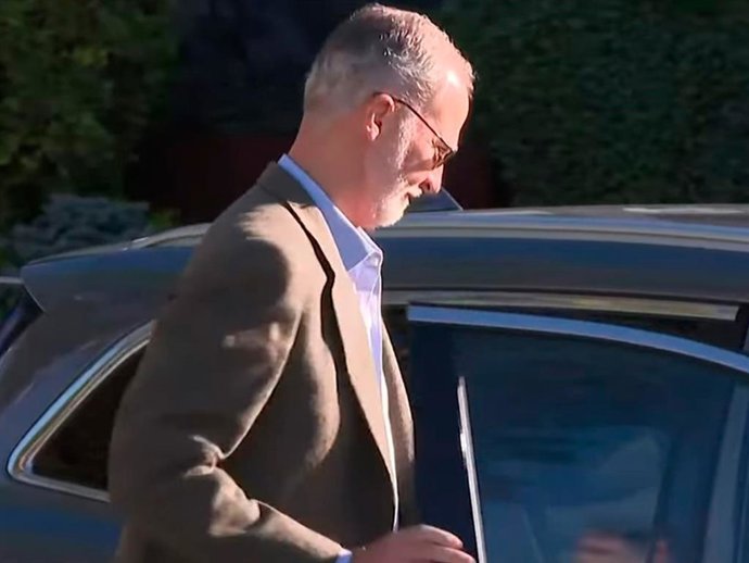 El Rey Felipe VI a su salida del Instituto Oftalmológico Fernández-Vega de Oviedo
