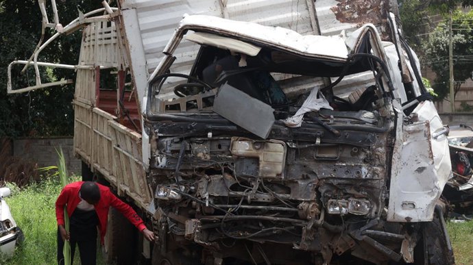 Archivo - NYERI, March 30, 2026  -- A man looks at the wreckage of a truck in Nyeri County, central Kenya, March 29, 2026. At least 15 people died in a road accident involving a truck carrying logs and a minibus, locally known as matatu, in Nyeri County, 