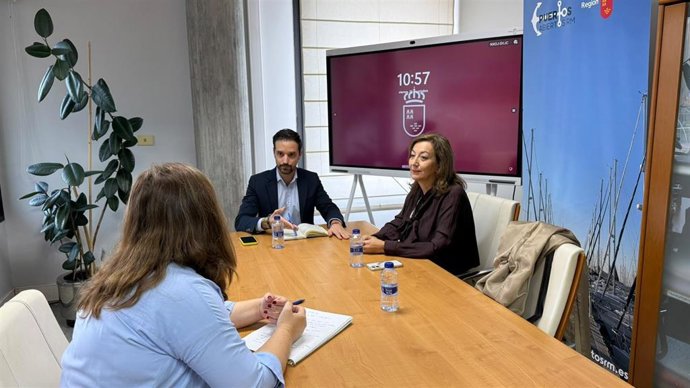 El director general de Litoral y Puertos, Agustín Osete, durante la reunión que mantuvo con la directora del Área de Emergencias de Cruz Roja en la Región, María José Vera