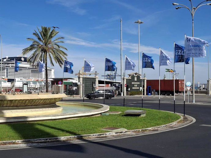 Imagen de las banderas colocadas en la plaza de Sevilla de la XXIX Conferencia y del Blue Zone Forum InnovAzul.
