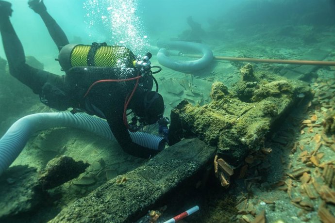 Imagen de la excavación de la carlinga del trinquete del pecio frente a las costas de Marbella (Málaga).
