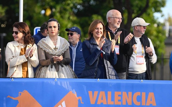 Imagen de la alcaldesa de València, María José Catalá, durante el Medio Maratón Trinidad Alfonso Zurich.