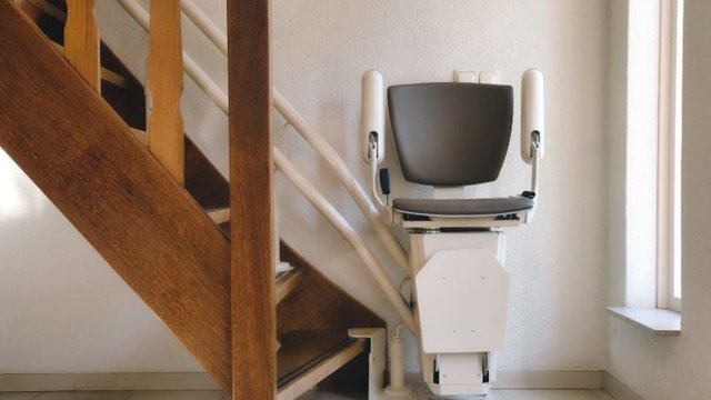 Archivo - Escalera con elevador para personas con diversidad funcional.