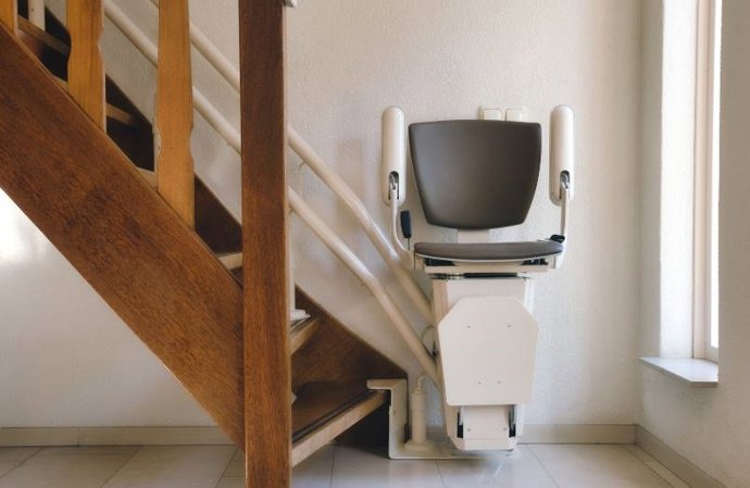 Archivo - Escalera con elevador para personas con diversidad funcional.