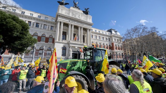 Archivo - Un tractor llega a la concentración de agricultores en el Ministerio de Agricultura