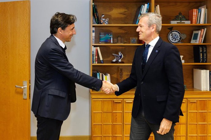 El presidente da Xunta, Alfonso Rueda, acompañado del conselleiro de Facenda, Miguel Corgos, se reúne con el presidente Microsoft. Francisco Salcedo, en Santiago de Compostela, a 21 de octubre de 2026.