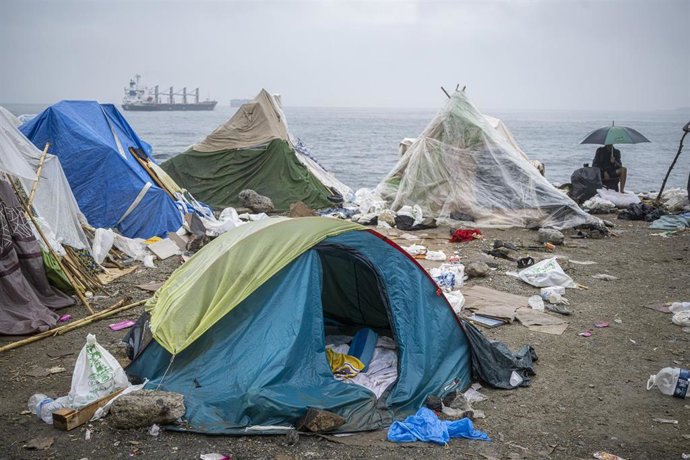 Agentes de la Policía Nacional intervienen durante el proceso de desalojo del embolsamiento de migrantes en la playa de El Trampolín, a 5 de octubre de 2026, en Ceuta (España).