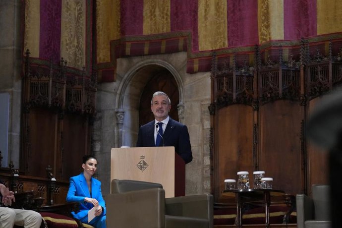 Archivo - El alcalde de Barcelona Jaume Collboni interviene durante la inauguración del Any Cerdà, en el Saló de Cent del Ayuntamiento de Barcelona, a 16 de abril de 2026, en Barcelona