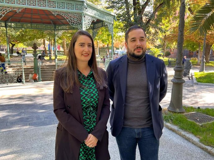 El secretario general del PSOE de Puertollano, Miguel Ángel Caballero, y la portavoz del PSOE provincial, Cristina López.