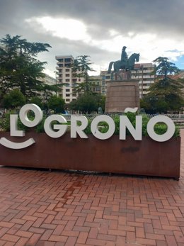 Archivo - Espartero y logo de Logroño en El Espolón