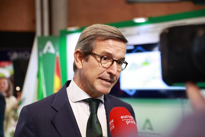 El consejero de Universidades, Industria, Energía e Innovación, Jorge Paradela, atiende a los medios tras visitar el Salón de la Minería de Sevilla ‘Mining and Minerals Hall 2026’. A 20 de octubre de 2026 en Sevilla (Andalucía, España). 