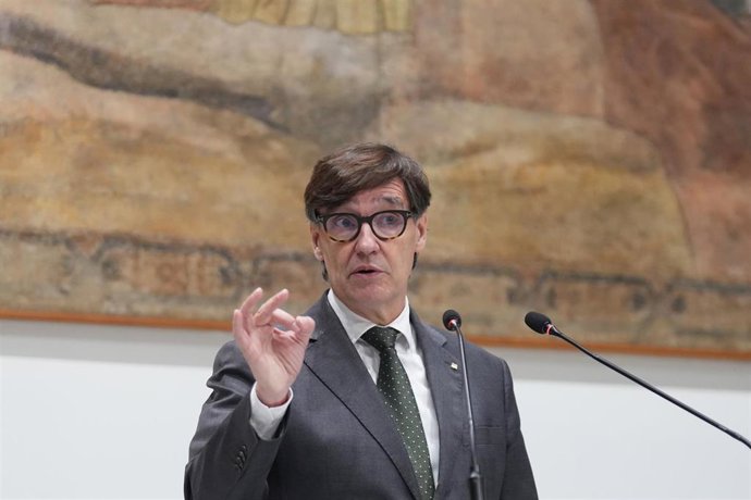 El presidente de la Generalitat de Catalunya, Salvador Illa, durante un encuentro con los delegados del Govern de Catalunya en el exterior, en el Palau de la Generalitat, a 19 de octubre de 2026, en Barcelona
