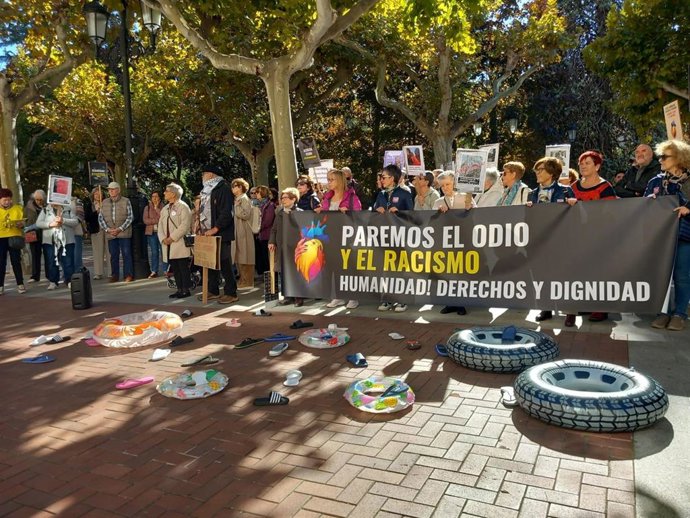 Una concentración ha pedido este domingo frente a la Delegación de Gobierno de La Rioja, en Logroño, "respeto" a los derechos humanos así como una "acogida digna" para las personas migrantes en Ceuta