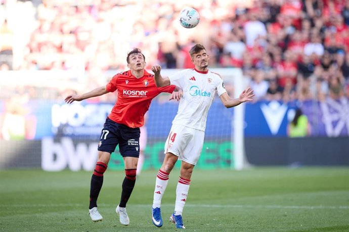 Archivo - Ante Budimir y Kike Salas en el Osasuna-Sevilla de la pasada temporada en El Sadar