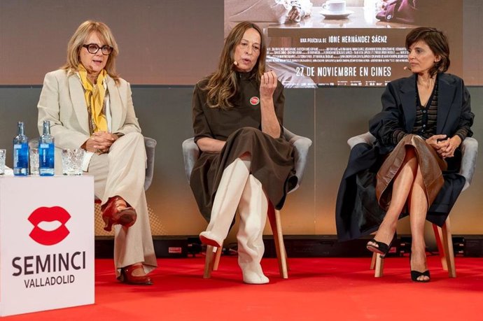 Emma Suárez, Ione Hernández y Elena Anaya en una rueda de prensa para presentar 'Hermanas' en la 71 Seminci.