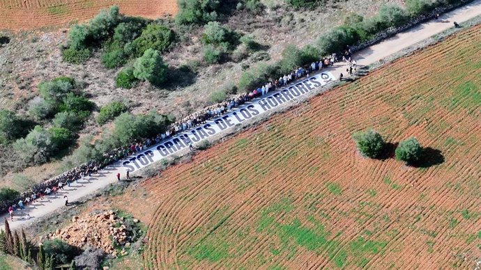 Un centenar de vecinos de Manacor forman una cadena humana para oponerse a la nueva granja avícola de Son Brau