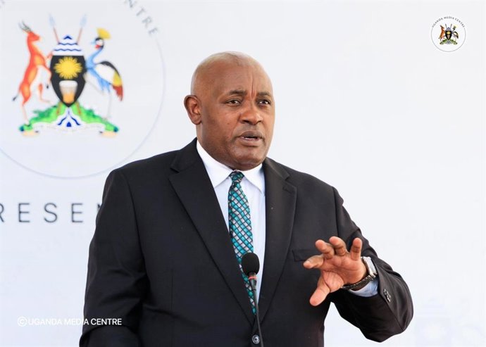 El ministro de Salud ugandés, Chris Baryomunsi, anuncia nuevas medidas  para mantener el país libre de ébola