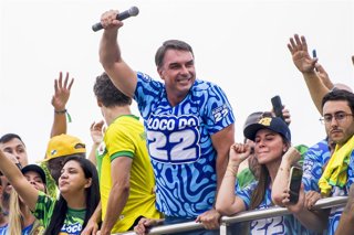 El candidato presidencial brasileño Flávio Bolsonaro en el cierre de campaña