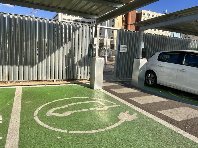 Imagen de una de las 25 nuevas plazas de aparcamiento de recarga de vehículos eléctricos habilitadas en el Hospital Universitario de Badajoz.