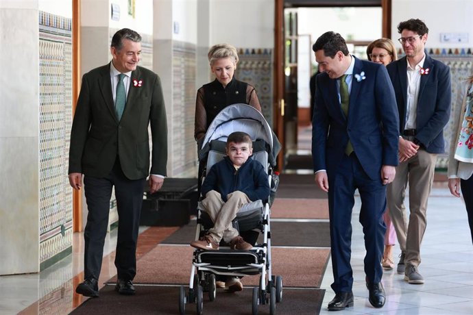 Archivo - El presidente de la Junta de Andalucía, Juanma Moreno (d), junto al consejero de Sanidad, Presidencia y Emergencias, Antonio Sanz (i), acompaña a Leo García, el joven sevillano de 12 años afectado por epidermólisis bullosa.
