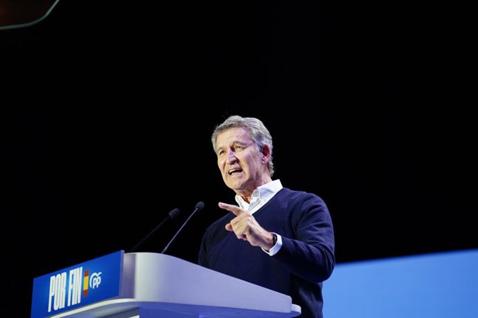 O presidente do PP, Alberto Núñez Feijóo, durante um evento público no âmbito da pré-campanha para as eleições gerais de 29 de novembro, no Centro de Artes Cênicas e da Música (CAEM), em 25 de outubro de 2026, em Salamanca, Cas