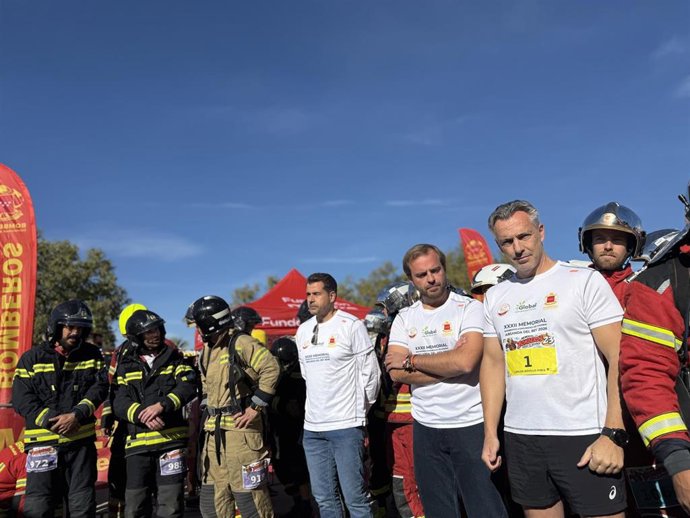 La Comunidad de Madrid ha reunido hoy a 1.400 corredores en la XXXII edición de la carrera Memorial de Bomberos, que rinde homenaje a los profesionales del Cuerpo regional que han fallecido en acto de servicio. Participa el consejero, Carlos Novillo.