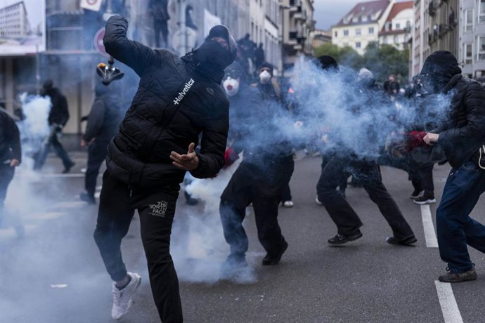 October 24, 2026: Strasbourg, France, 24 octobre 2026. Des manifestants affrontent les forces de l'ordre lors d'une mobilisation dans le centre-ville de Strasbourg. Des policiers interviennent pour disperser des groupes de manifestants, tandis que des gaz