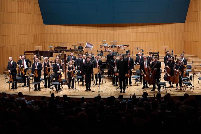 La formación murciana, acompañada por el prestigioso clarinetista internacional Pablo Barragán y bajo la dirección de Michal Nesterowicz, ofreció una brillante interpretación