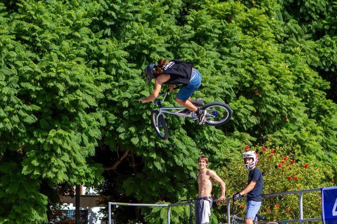 La alcaldesa de Almería, María del Mar Vázquez, asiste a la 'Jam Urban Sessions' celebrada en el skatepark 'el ocho', en el Parque San Isidro.
