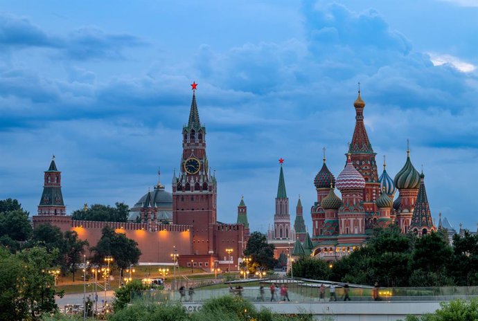Archivo - Arquivo - MOSCOU, 6 de agosto de 2026  -- Esta foto, tirada em 11 de julho de 2026, mostra o Kremlin (à esquerda) e a Catedral de São Basílio, em Moscou, na Rússia.