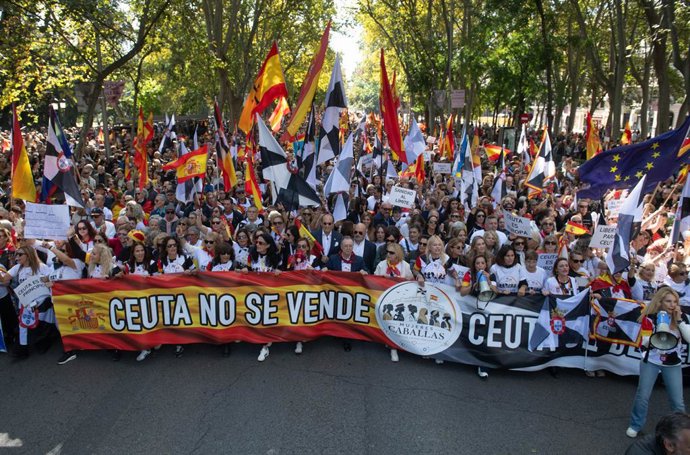 El presidente de Ceuta, Juan Jesús Vivas,  durante una manifestación en apoyo a la población de Ceuta, a 25 de octubre de 2026, en Madrid (España). Mujeres de Ceuta han convocado esta movilización para exigir soluciones para que la ciudad autónoma pueda r